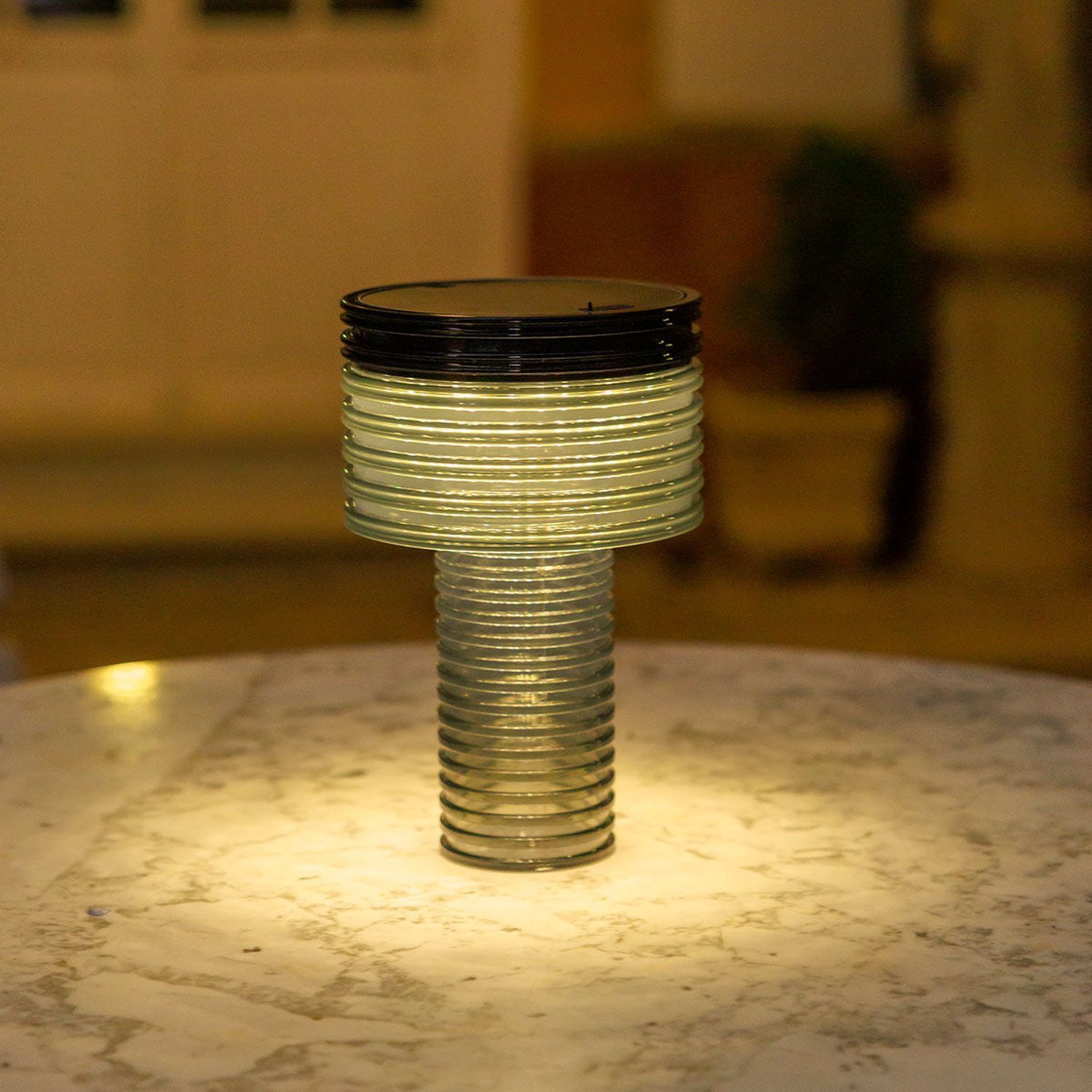 gestapeltes glas, Glas-Turm, Glasstapel, transparentes Glas, Tischmitte