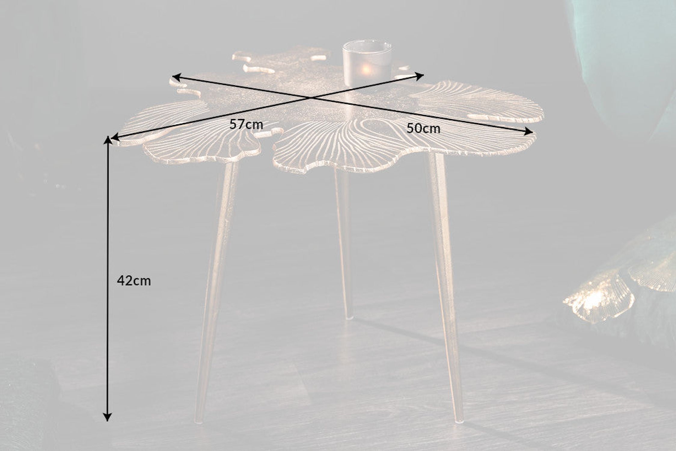 Table basse en métal doré 57 x 50 cm artisanale