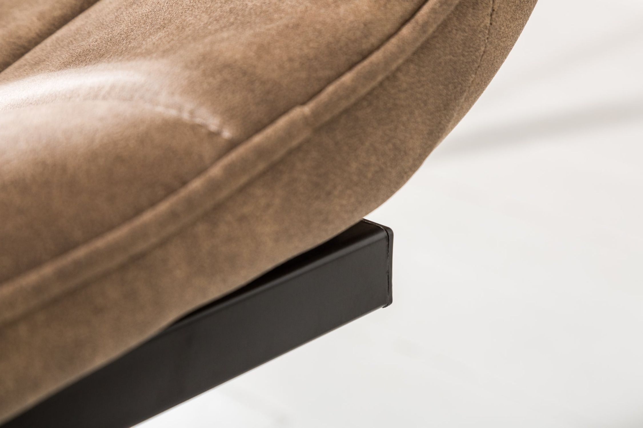 Chaise cantilever beige noir en tissu métal Kissen, Dekoration für Zuhause, Couch, Mobiliar, Innenarchitektur