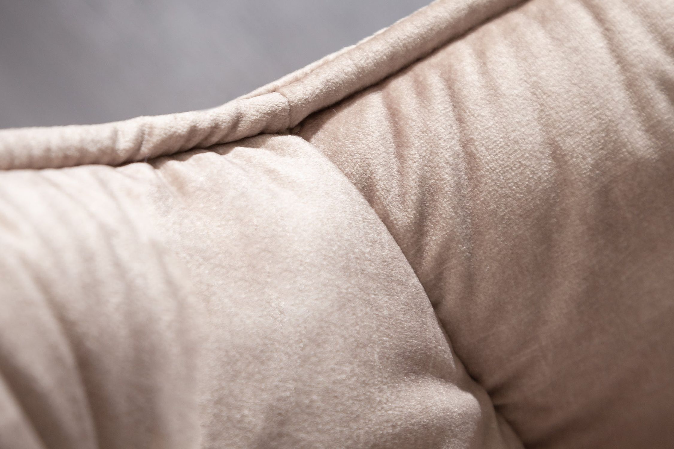 Armlehnstuhl Chesterfield Samt Metall in Beige Schwarz Dekoration für Zuhause, Kissen