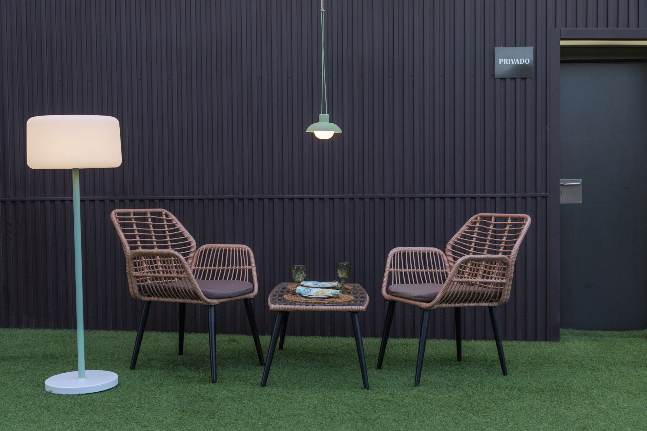 gartenmöbel, rattanstühle, tischset, bodenlampen, outdoor-szene