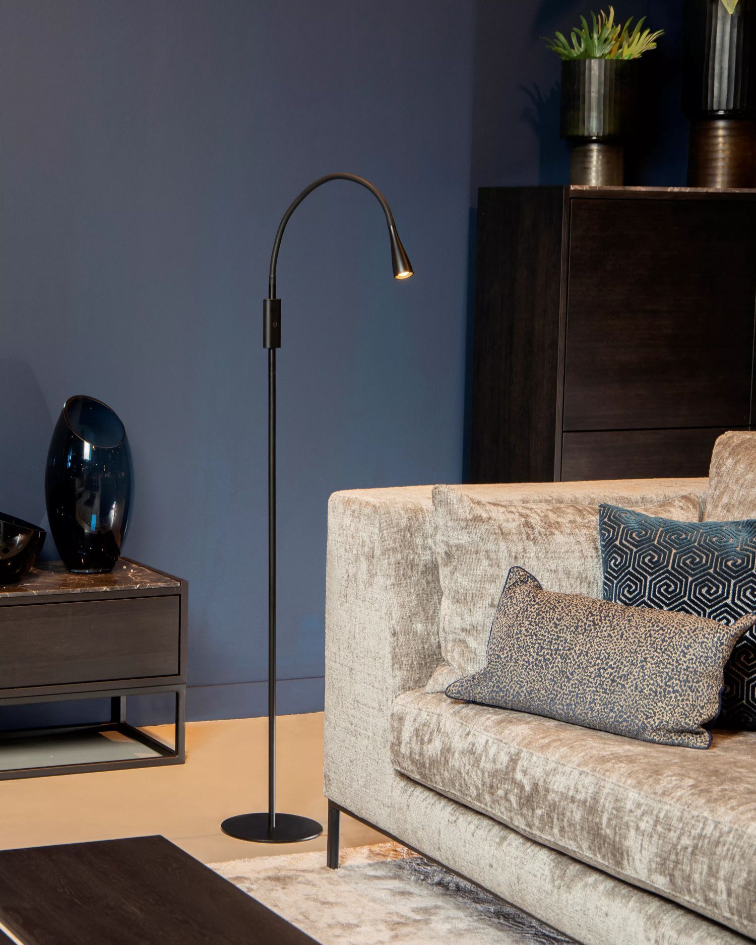 LED Stehlampe Schwarz dimmbar 145 cm 3000 K verstellbar Lampe, Stehlampe, Couch, Mobiliar