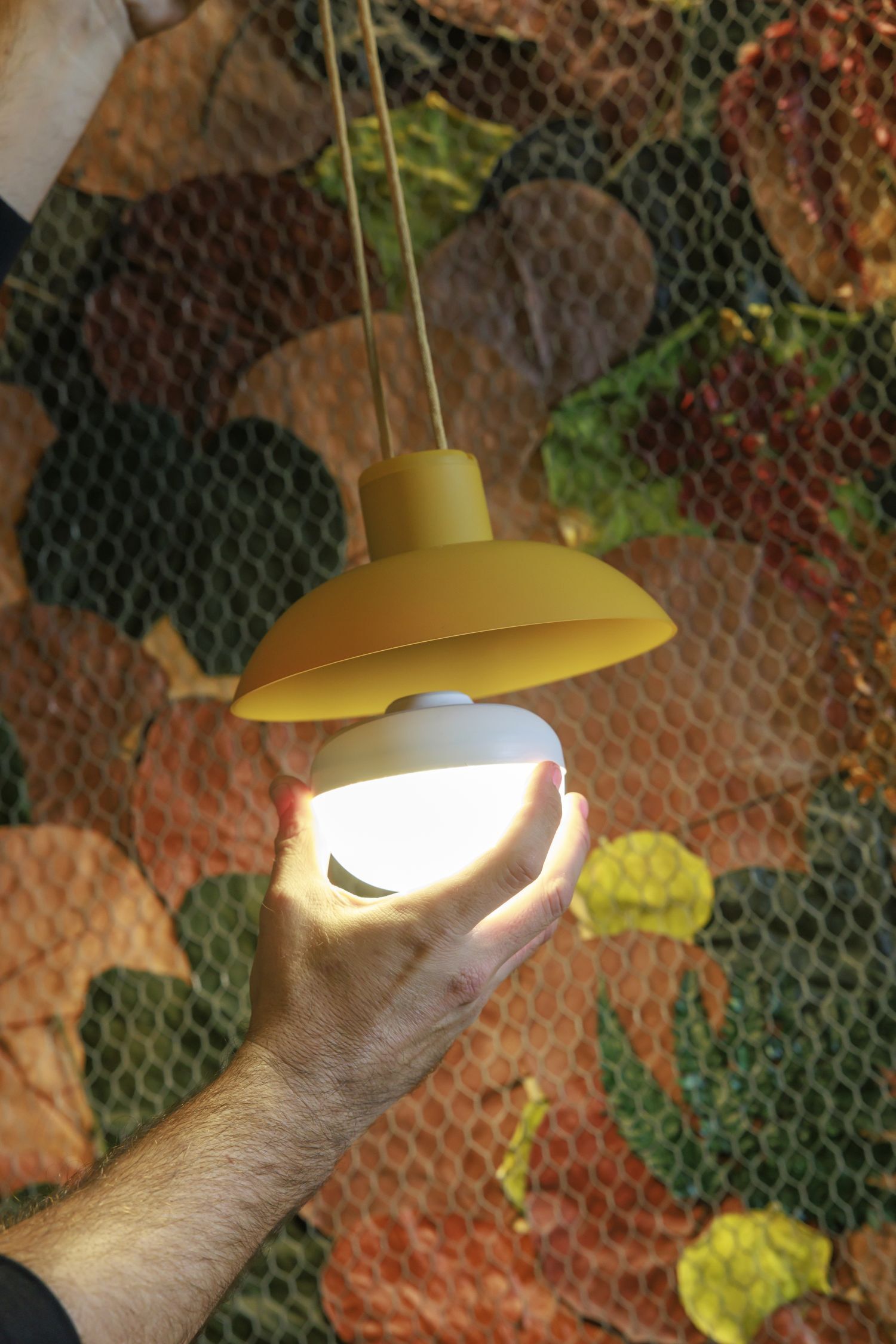 LED Akku Hängelampe dimmbar Senfgelb IP54 3000 K Ø20 cm pendant lamp, gelbe lampe, hängende lampe, birne licht, hand hält lampe