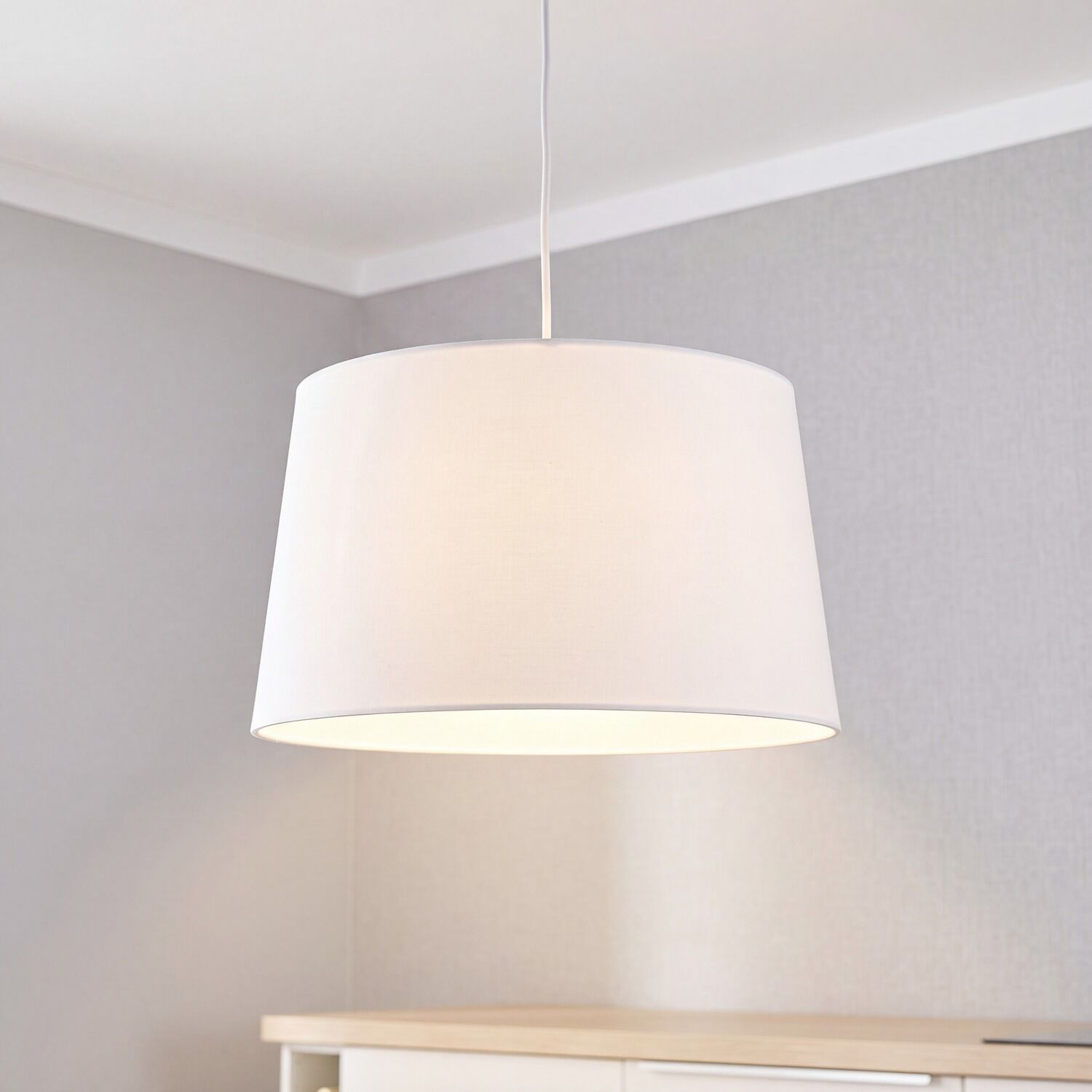 schlichte-haengeleuchte-maja-in-weiss-haengeleuchte-bauhaus-370 lampe, pendel, weiß, Stoffschirm, Deckenlampen