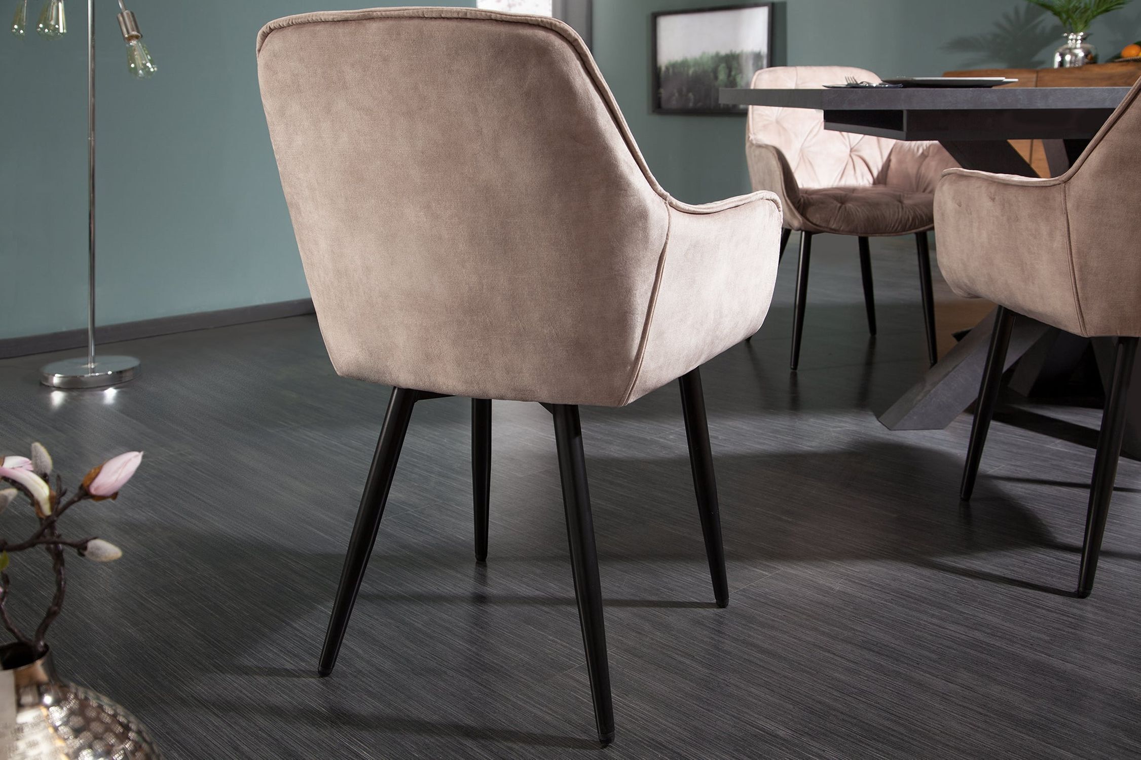 Armlehnstuhl Chesterfield Samt Metall in Beige Schwarz Fußboden, Bodenbeläge, Stuhl, Mobiliar, Innenarchitektur