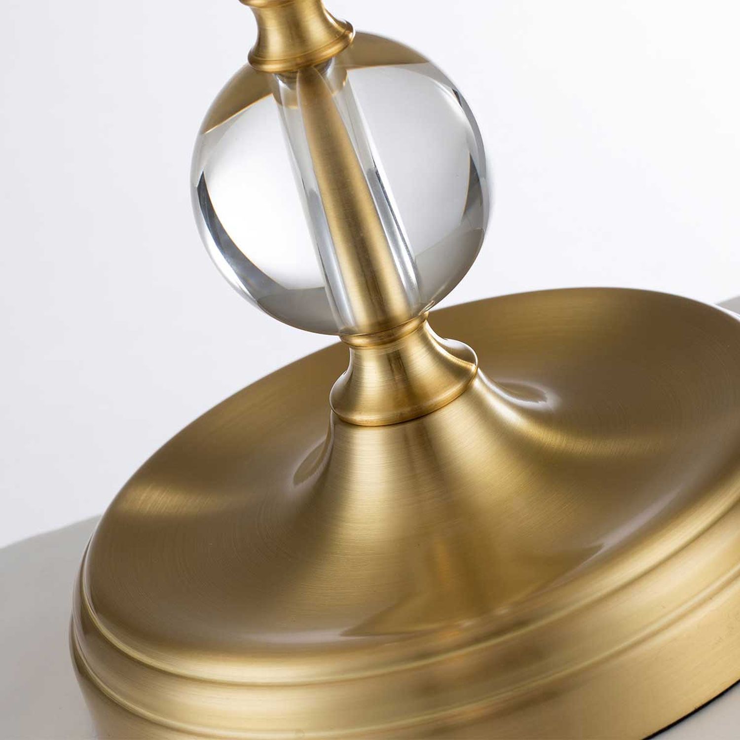 tischlampe-schlafzimmerbeleuchtung-nachttischlampe-botella-1x-e27-bis-60w-messing-gebuerstet-creme-metall-stoff-modern-le121205-02 lampschirm, goldenes finish, ballknauf, metallbasis, dekoration lampe