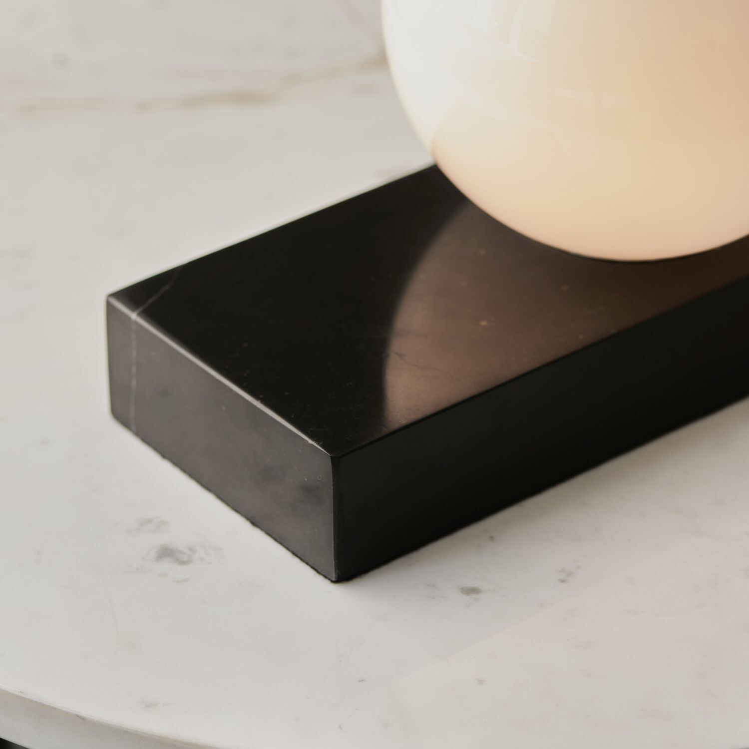 Tischleuchte Marmor Glas 23 cm lang klein Schwarz Weiß Kugel