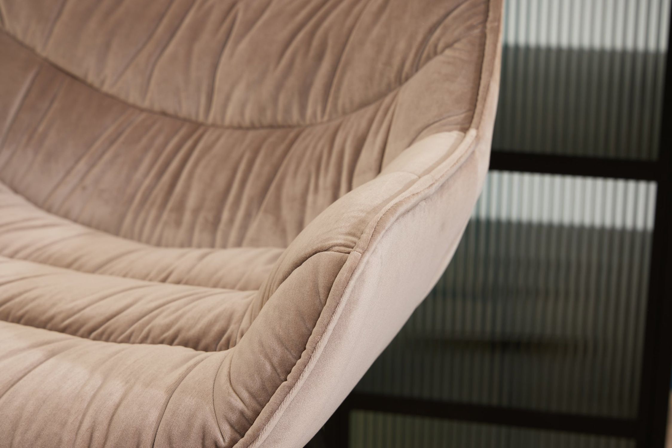 Tresenstuhl mit Lehne in Creme Beige Schwarz Samt Metall Innenarchitektur, Kissen, Dekoration für Zuhause, Mobiliar, Couch