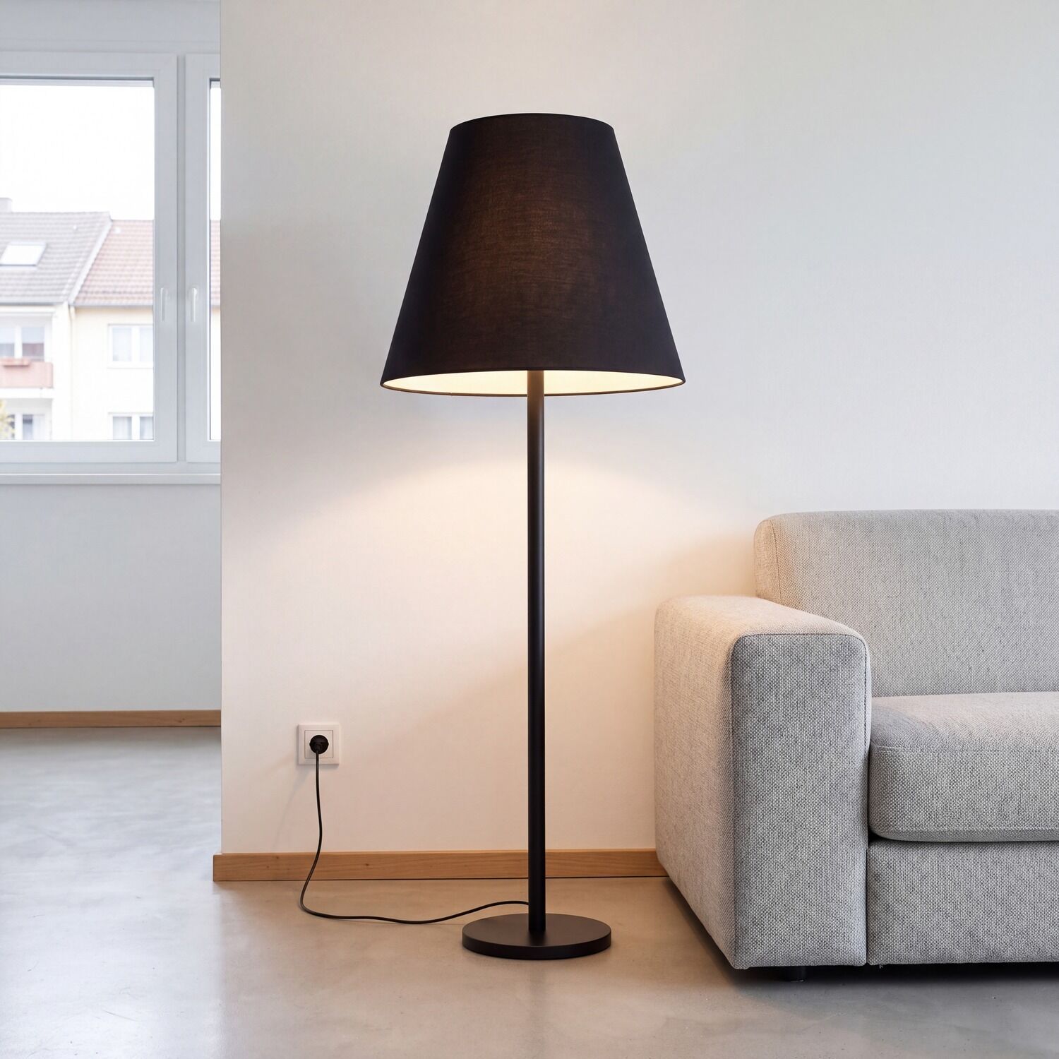 standleuchte-moss-in-schwarz-3-flmg-standleuchte-modern-1 lampe, Stehlampe, schwarzer Schirm, Beleuchtung, Wohnzimmer