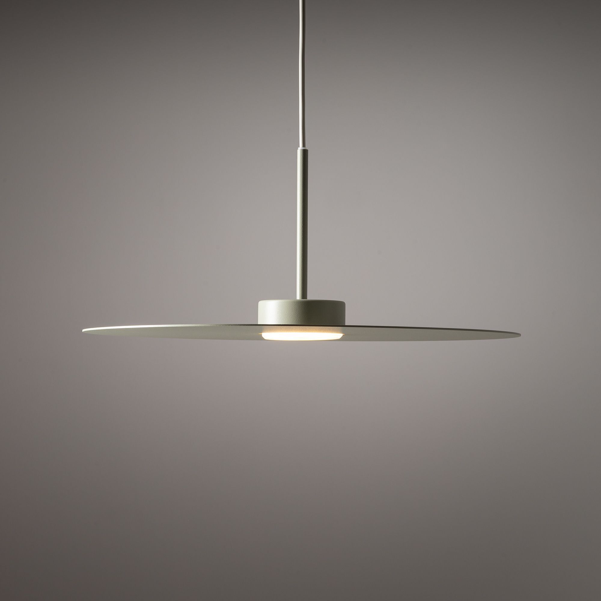 hängende lampe, pendantelampe, Scheiben-Schirm, Metall-Befestigung, minimalistische Beleuchtung