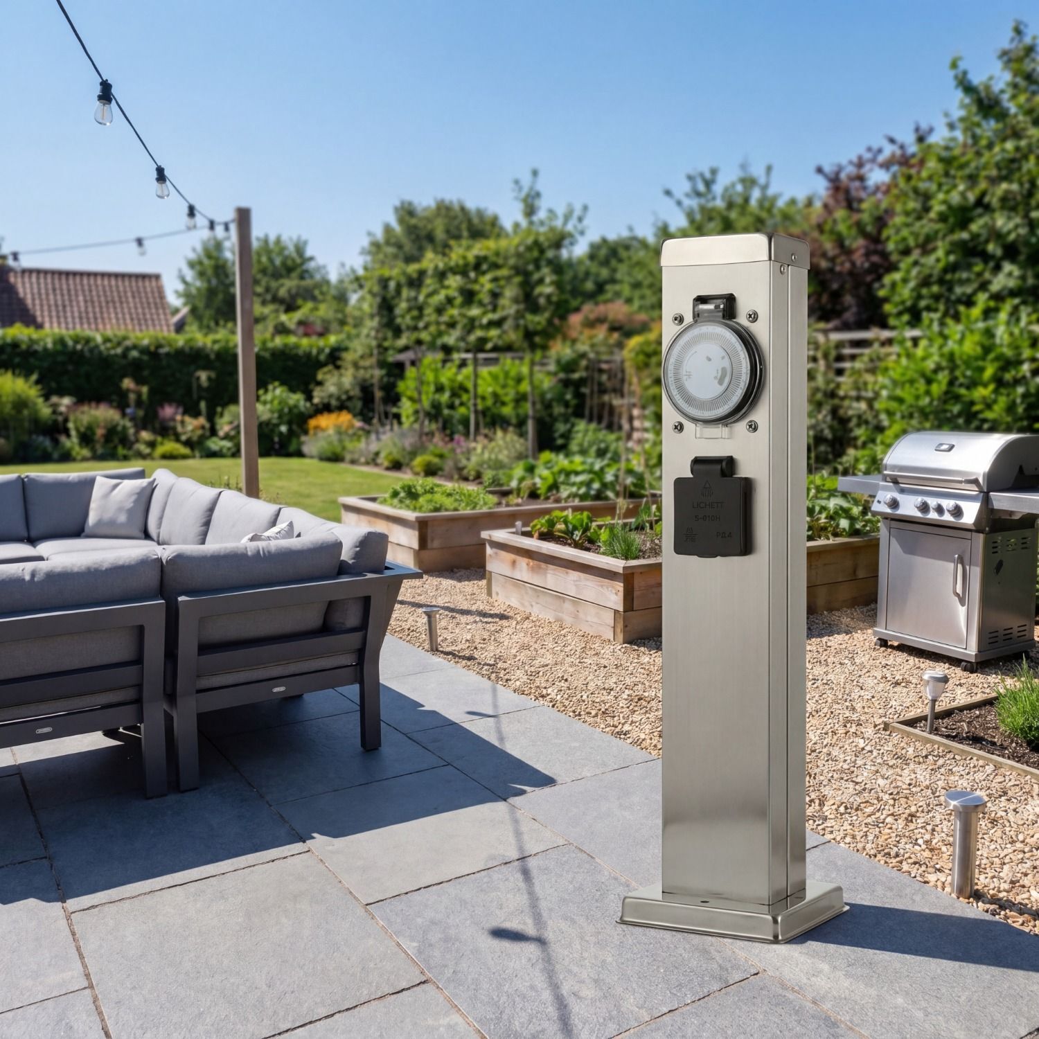 energiesaeule-mit steckdose-und-timer-fuer-aussen-garten-terrasse-edelstahl-1 outdoor grill, barbecue area, garden clock, stainless steel clock, patio setup