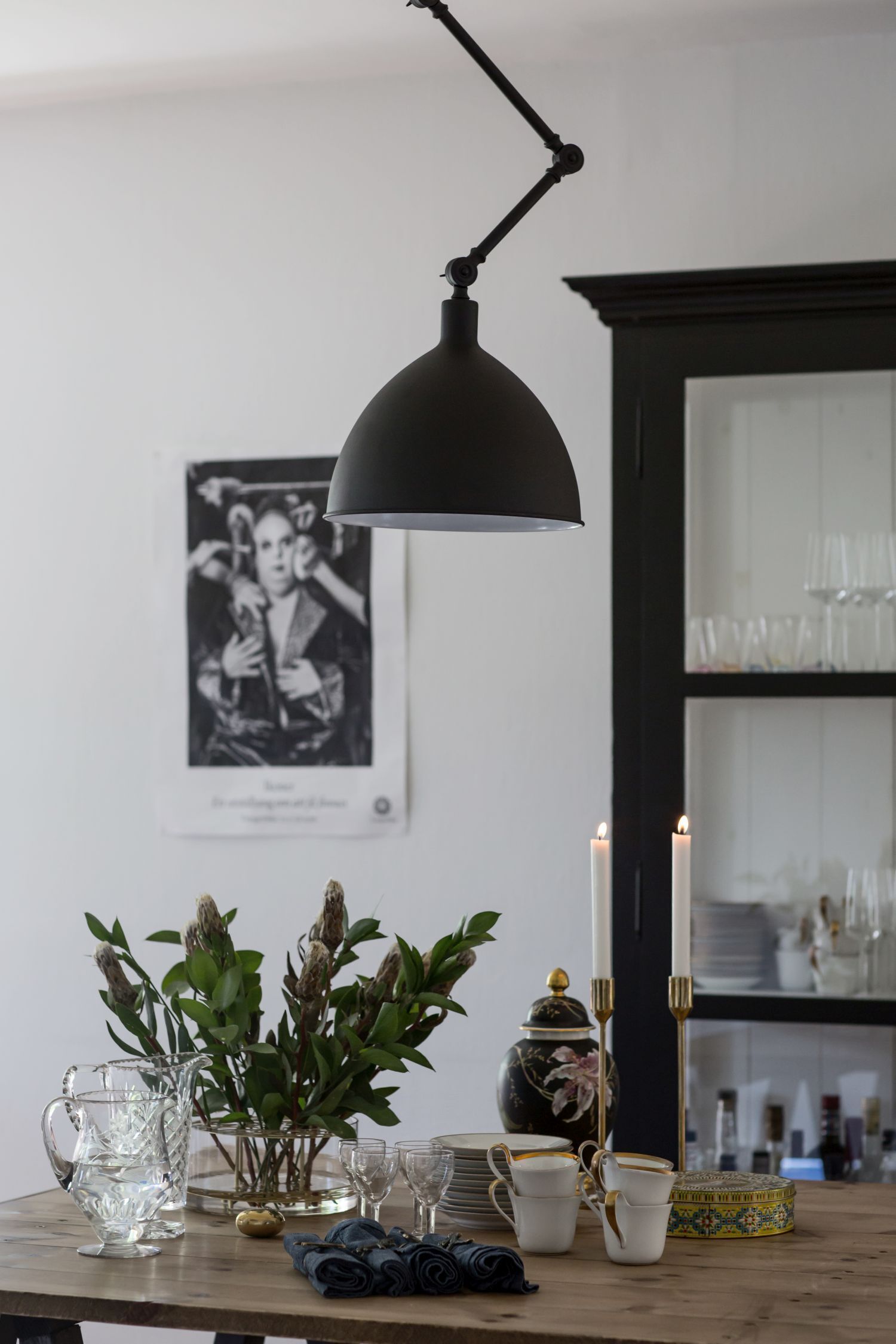 Pendellampe, schwarze Lampe, Esstisch, Kerzen, Grünpflanzen