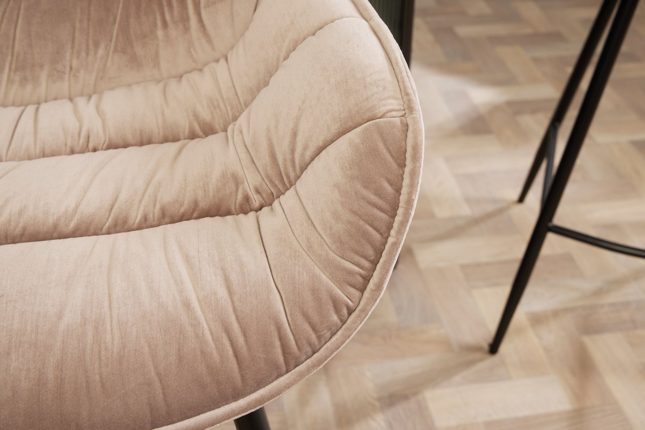 Tresenstuhl mit Lehne in Creme Beige Schwarz Samt Metall Innenarchitektur, Inneneinrichtung, Kissen, Mobiliar, Stuhl