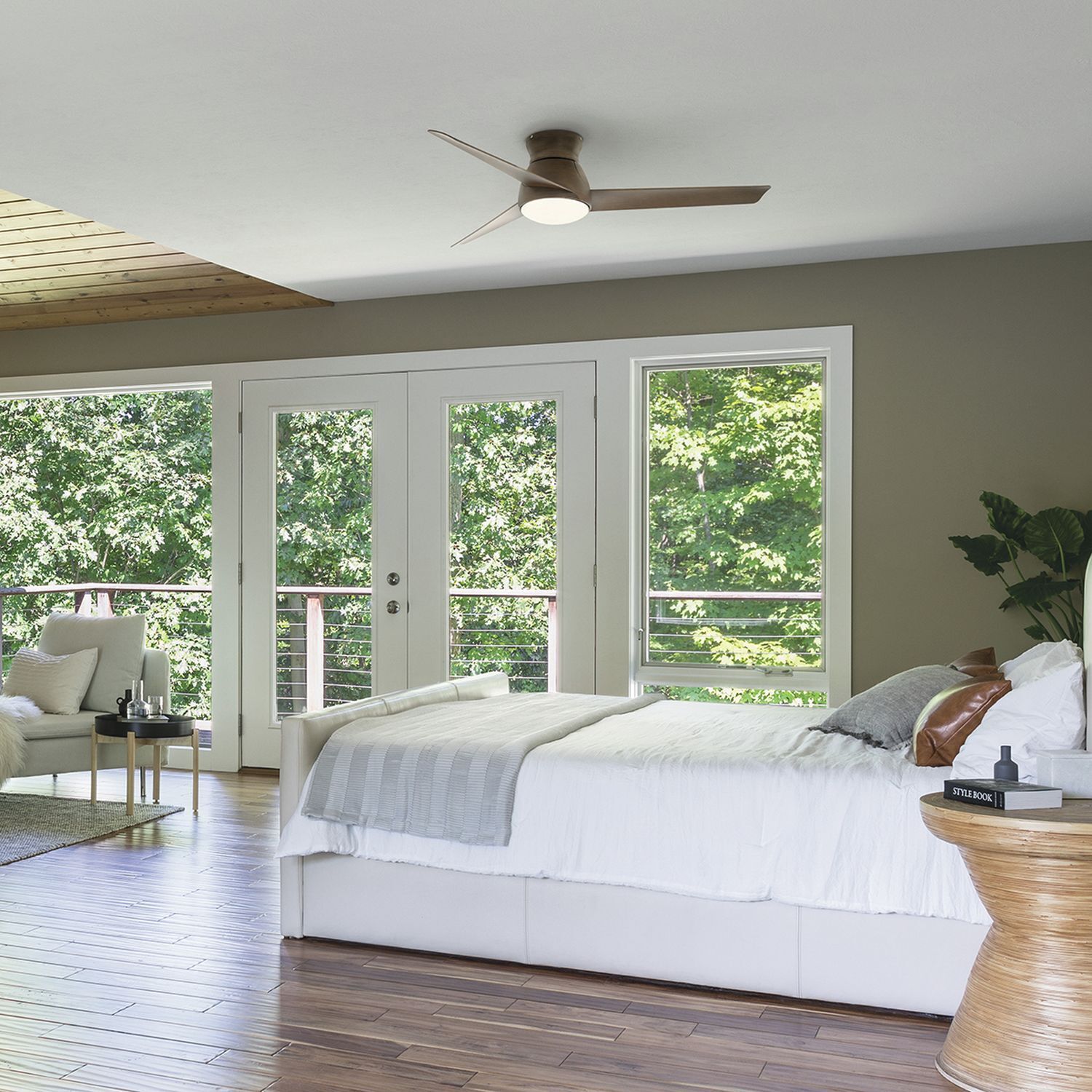 aussen-deckenventilator-mit-beleuchtung-resi-1-flammig-walnuss-industrie-4-3 bett, schlafzimmer, weißes bettzeug, deckenventilator, holzboden