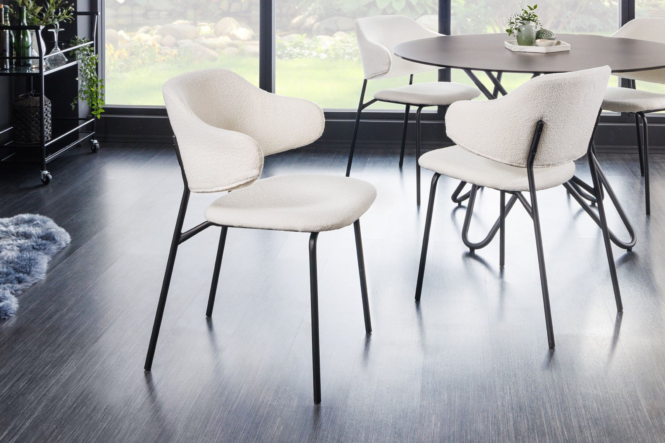 Chaise de salle à manger Bouclé Blanc Pieds en métal noir Rétro Fußboden, Bodenbeläge, Mobiliar, Tabelle, Esstisch