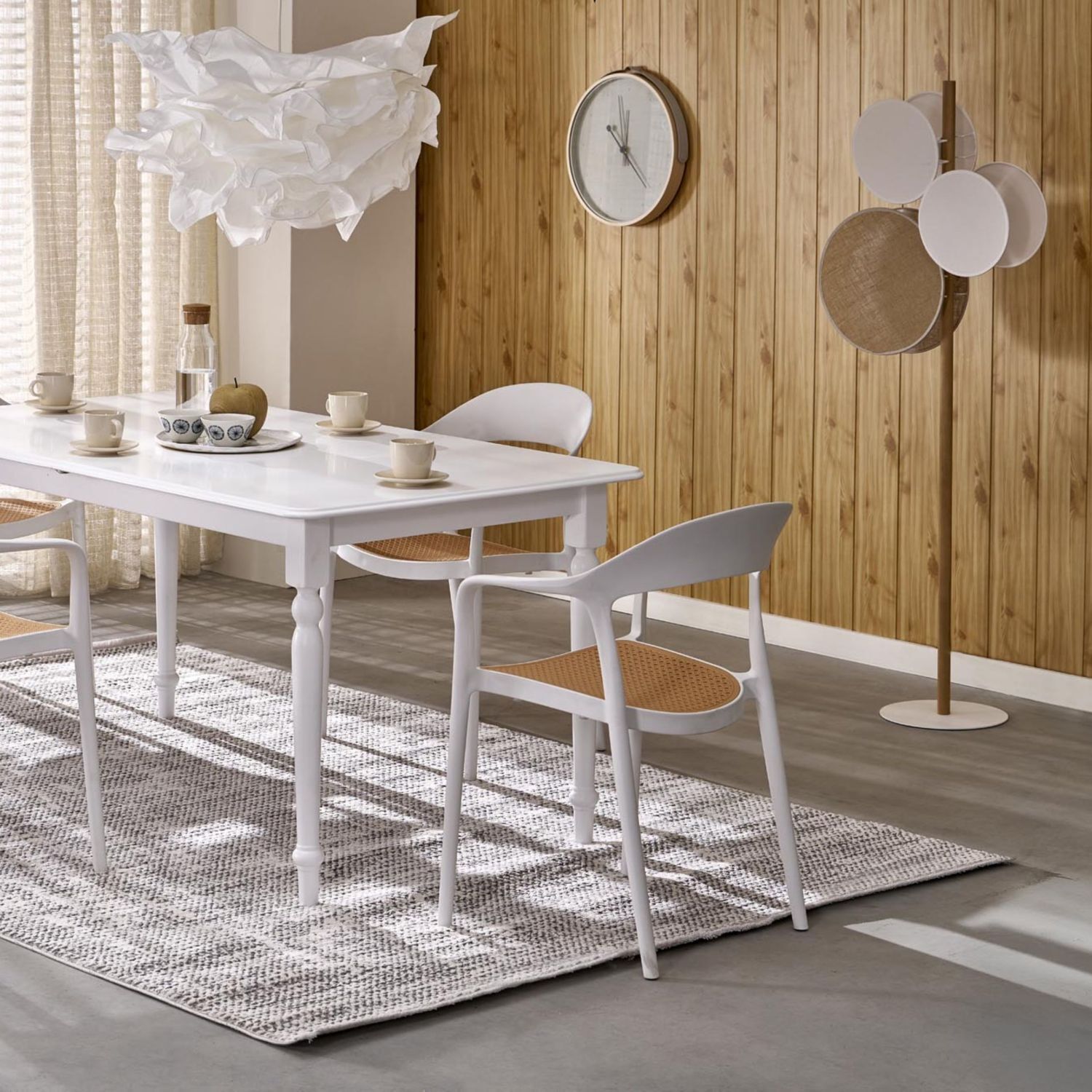 Stehlampe Holz Weiß E27 150 cm 3-flammig Skandinavisch weißer tisch, esszimmer-set, holzpaneelwand, moderne stühle, küchen-deko