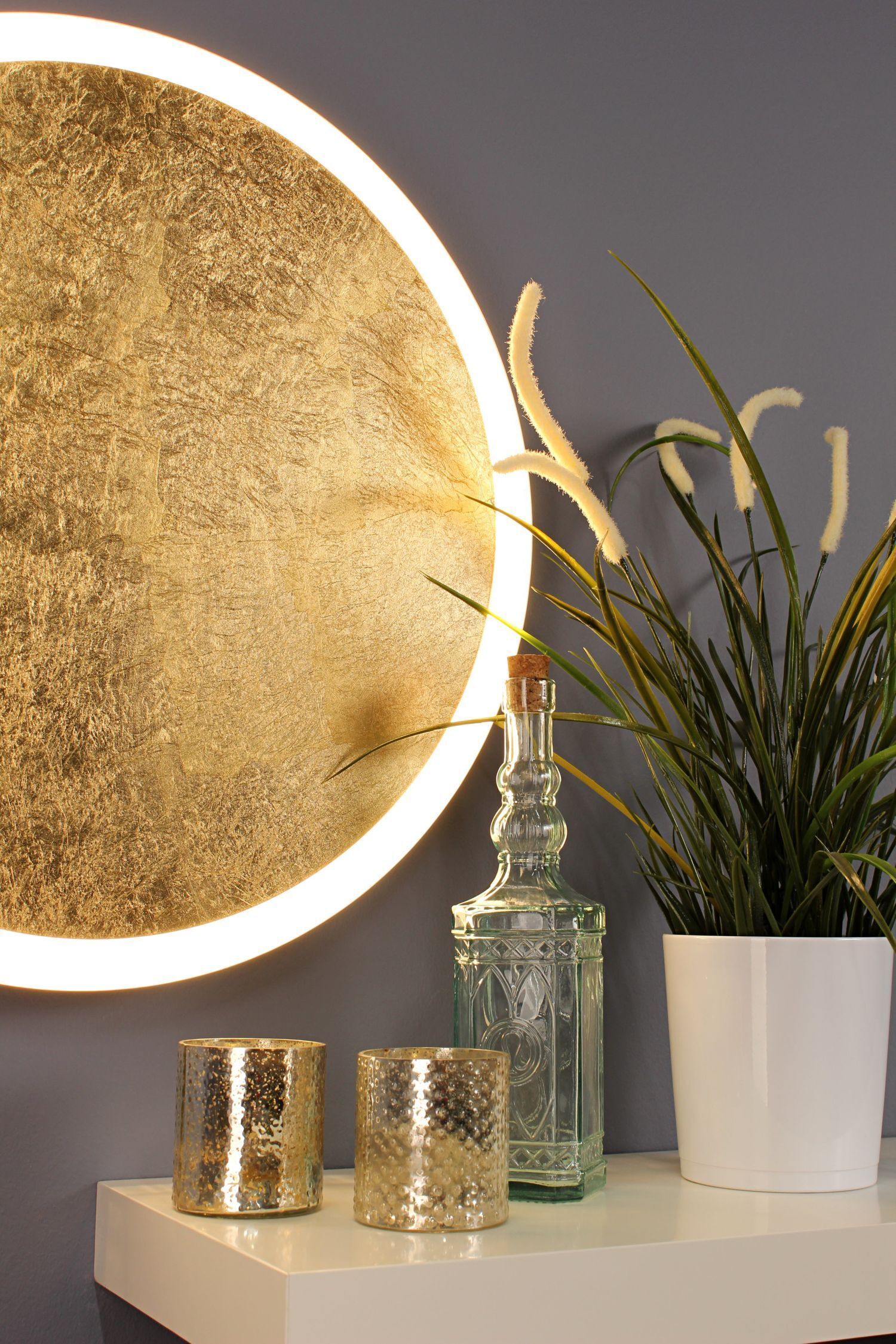 Wandlampe, goldene Folie, Vasen, Glasflasche, Pflanze