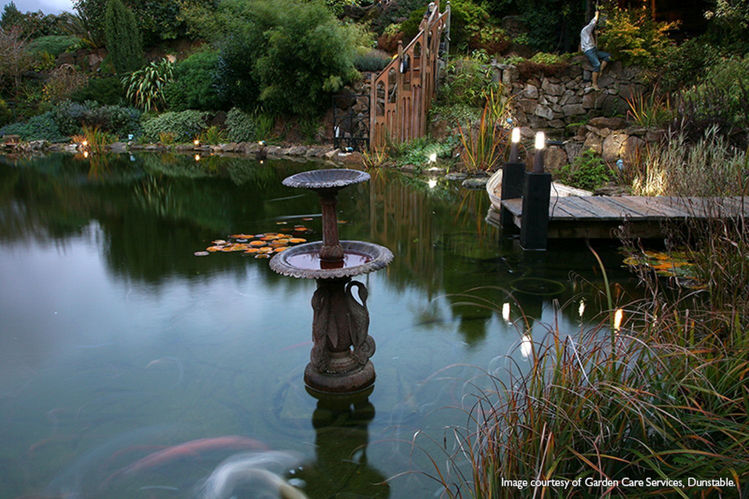 LED Pollerleuchte IP54 37cm Aluminium Modern Haus Garten Natur, Draußen, Teich, Wasser, Person