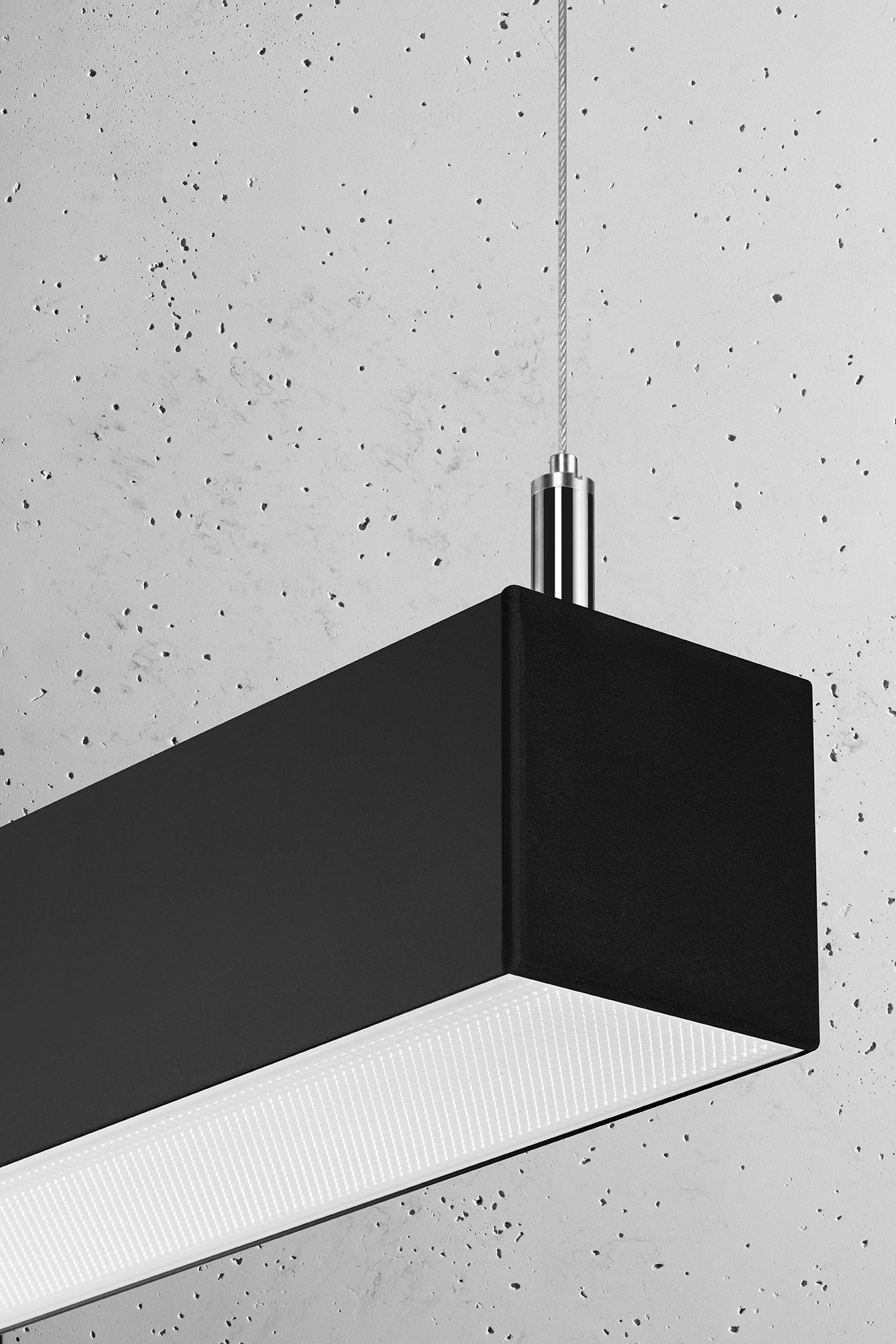 Suspension LED noire métal 67 cm allongée 4000 K