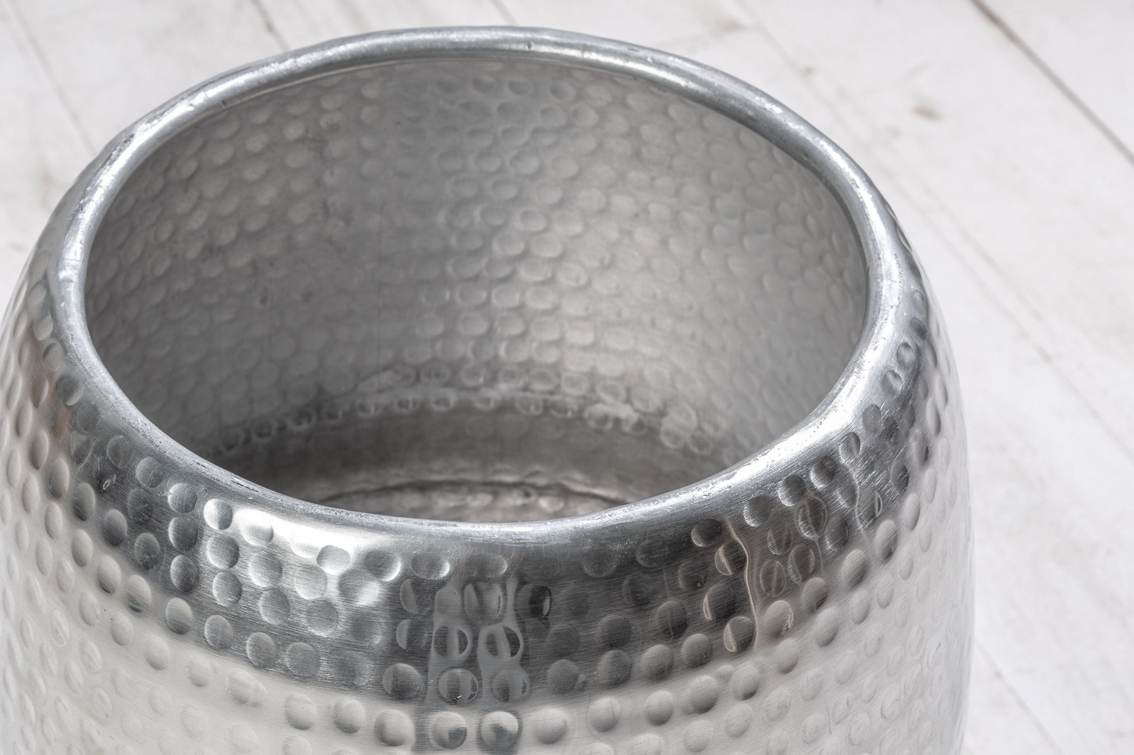 Table d'appoint en métal argenté 36x36 cm artisanale Aluminium