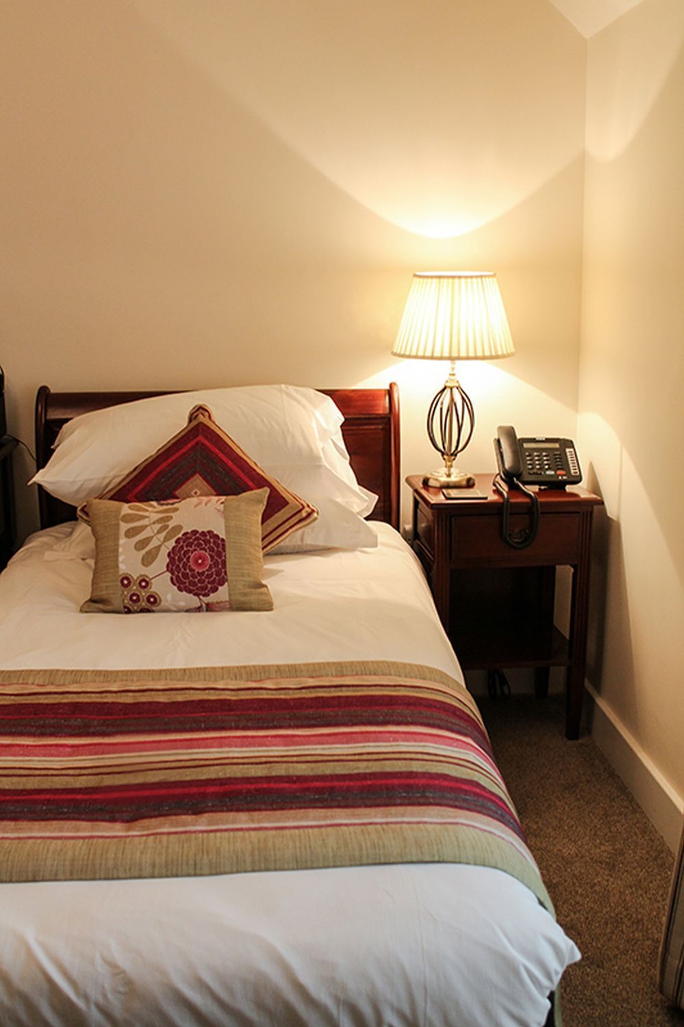 bett, schlafzimmer, wäsche, gestreifte bettwäsche, tischlampe