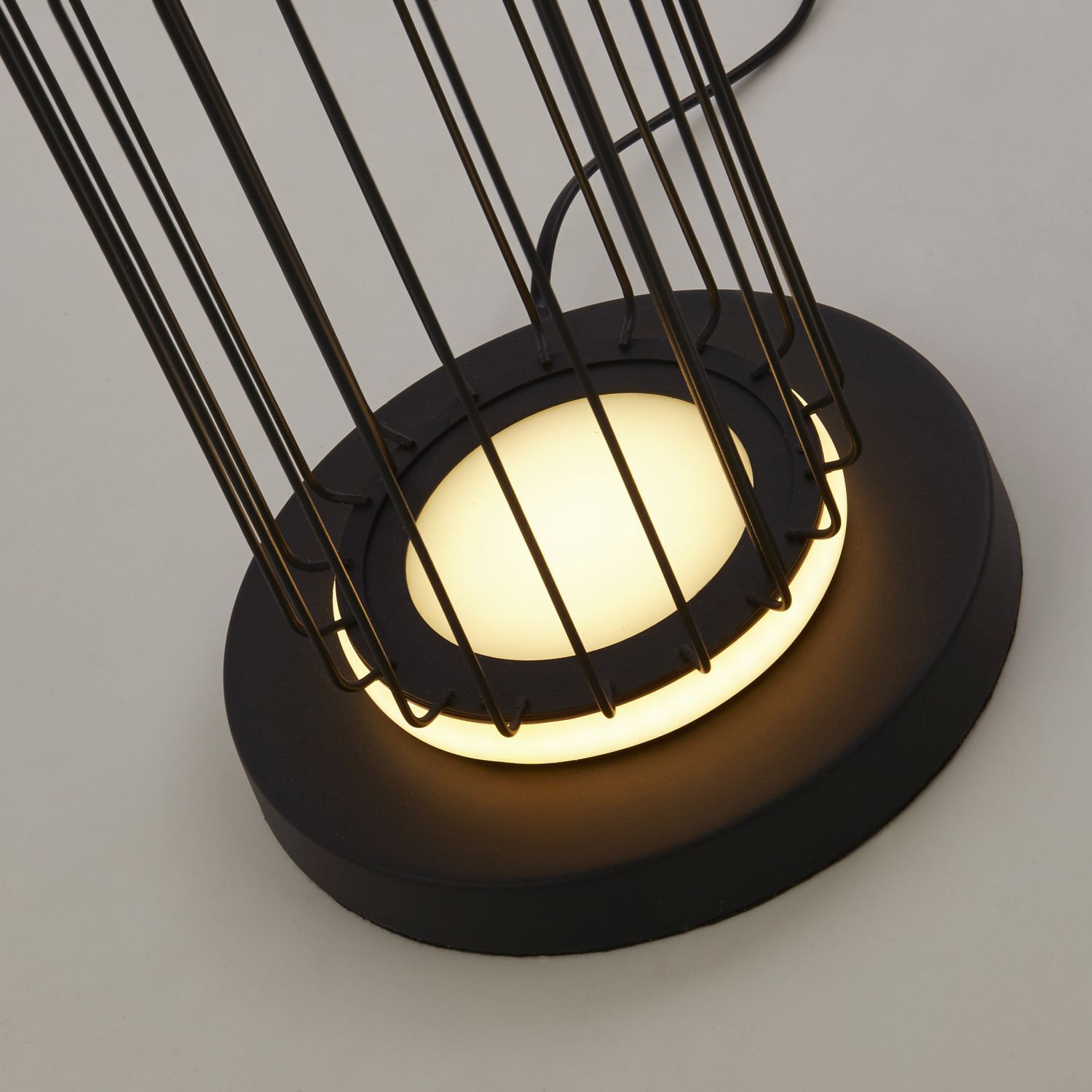 Lampadaire bas LED 117 cm noir blanc rond