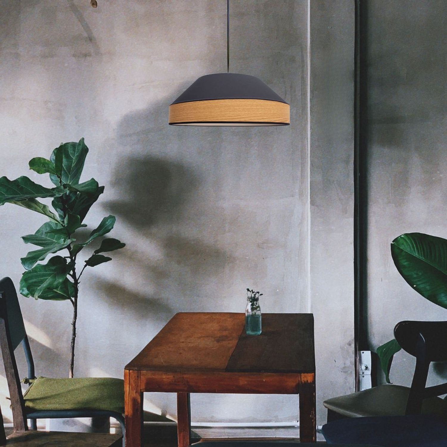 Runde Hängeleuchte Stoff wohnlich Schwarz Natur B:45 cm Deckenlampe, Holztisch, Grüne Pflanze, Betonwand, Wohnkultur