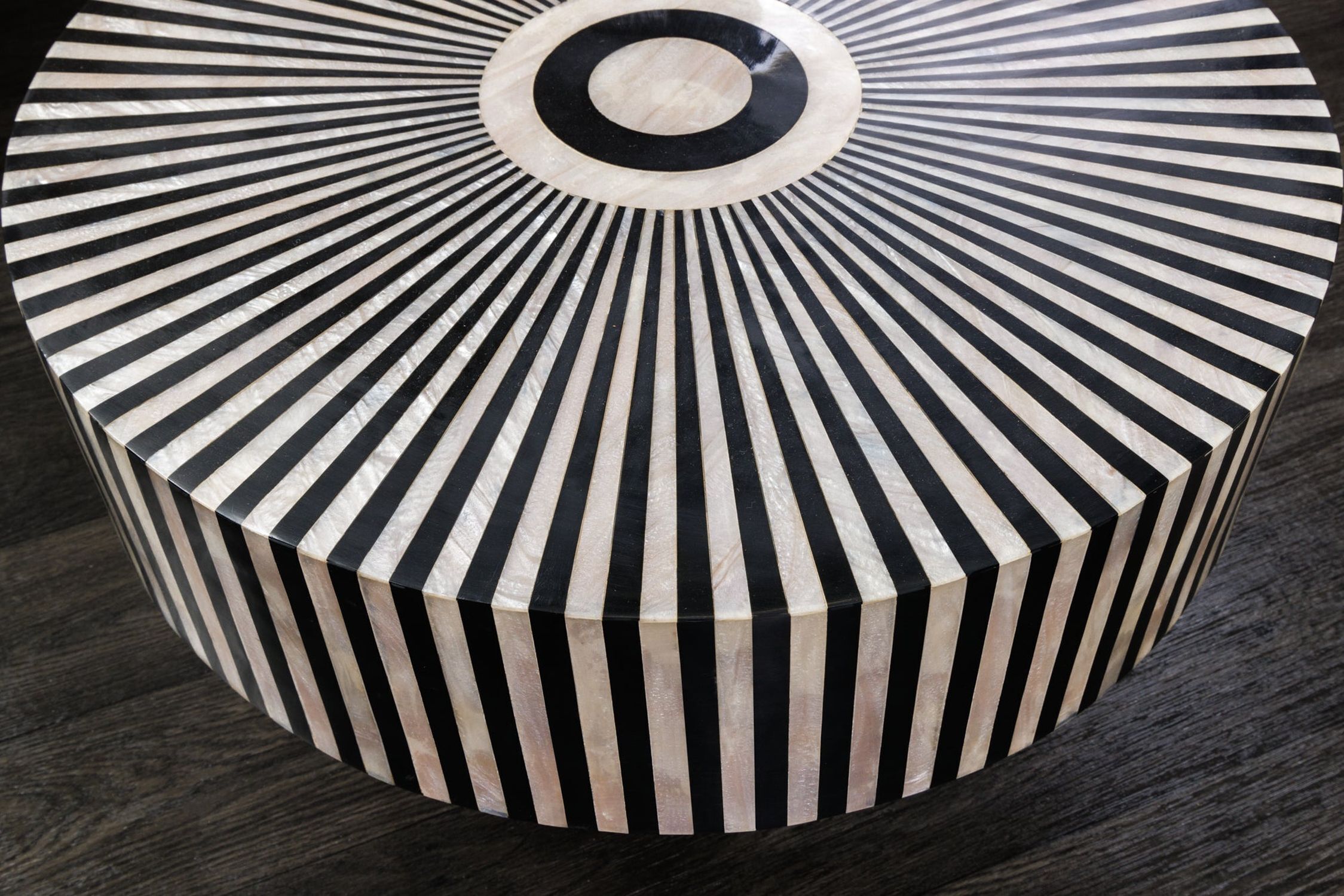 Table basse en marqueterie noire or blanc Ø 60 cm artisanale Moebel, Tabelle, Tischplatte