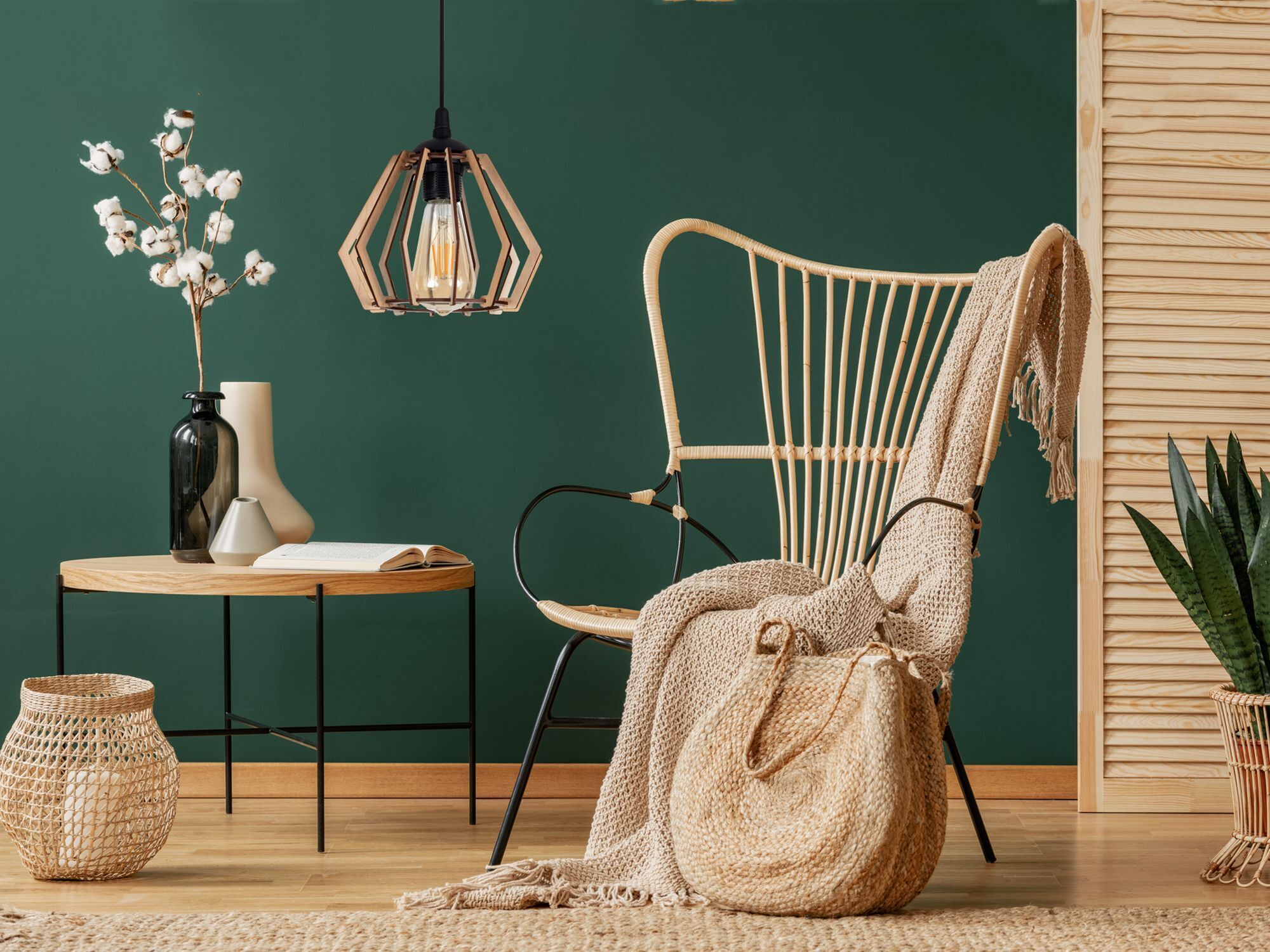 Sessel, Korb, Teppich, Lampe, Vasen